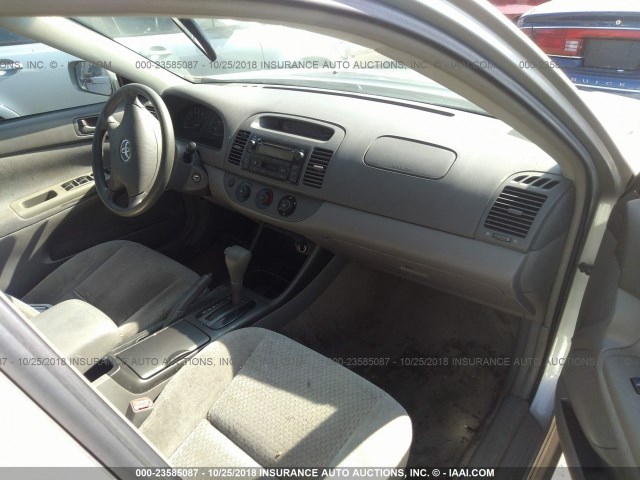 4T1BE32KX4U322326 - 2004 TOYOTA CAMRY LE/XLE/SE SILVER photo 5