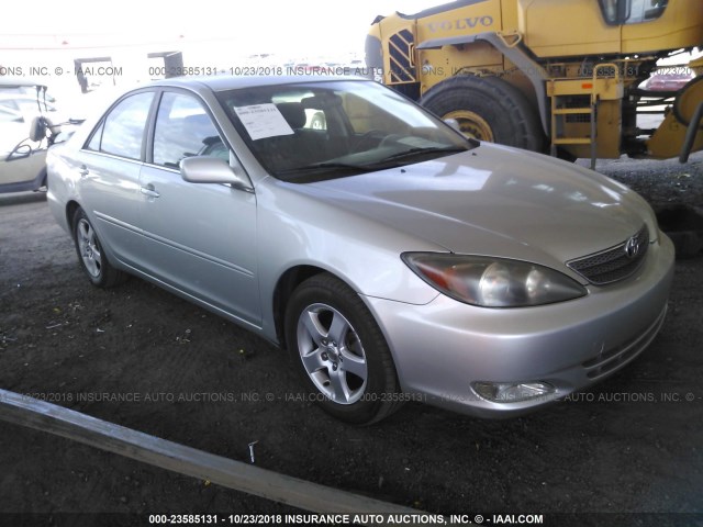 JTDBE30K520071355 - 2002 TOYOTA CAMRY LE/XLE/SE SILVER photo 1