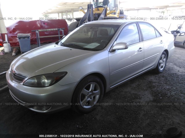 JTDBE30K520071355 - 2002 TOYOTA CAMRY LE/XLE/SE SILVER photo 2