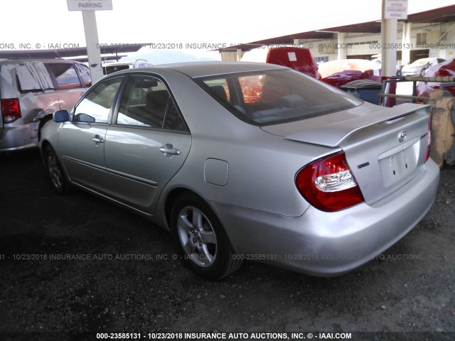 JTDBE30K520071355 - 2002 TOYOTA CAMRY LE/XLE/SE SILVER photo 3