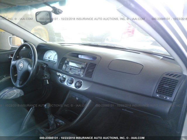 JTDBE30K520071355 - 2002 TOYOTA CAMRY LE/XLE/SE SILVER photo 5