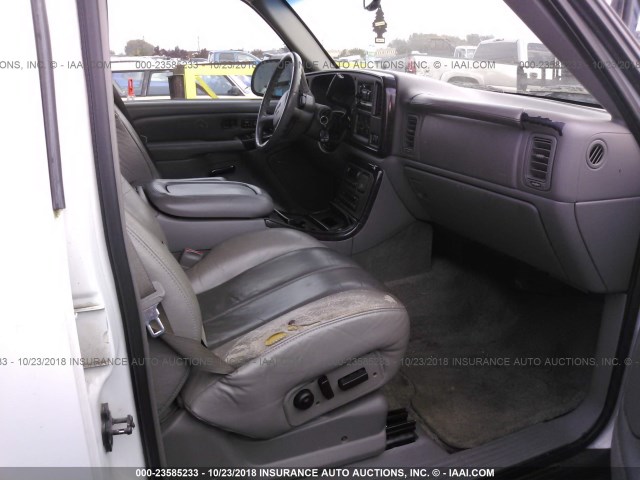 1GKFK66U51J216556 - 2001 GMC DENALI XL K1500 WHITE photo 5