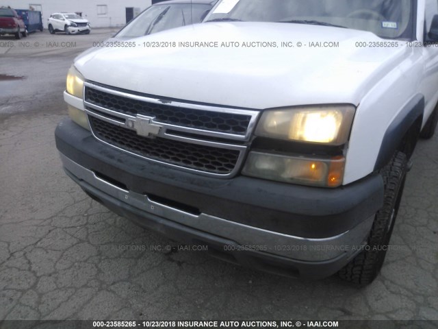 1GCHC24U95E102393 - 2005 CHEVROLET SILVERADO C2500 HEAVY DUTY WHITE photo 6