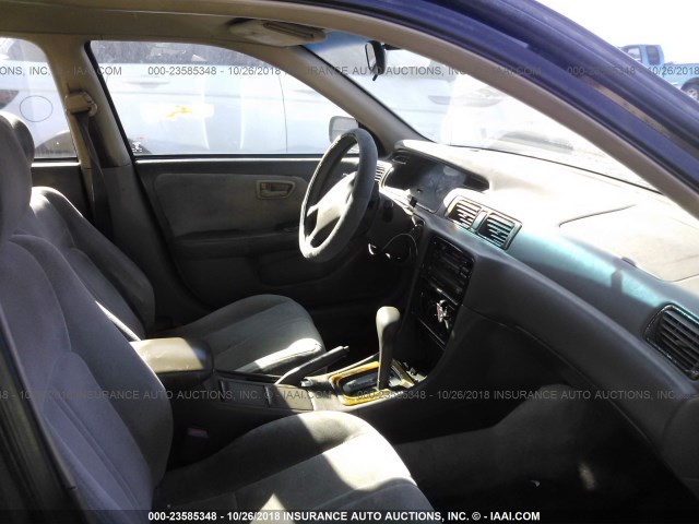 4T1BG22KXWU268923 - 1998 TOYOTA CAMRY CE/LE/XLE 黑色 照片 5