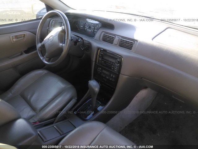 4T1BF28K0YU097239 - 2000 TOYOTA CAMRY LE/XLE GRAY photo 5
