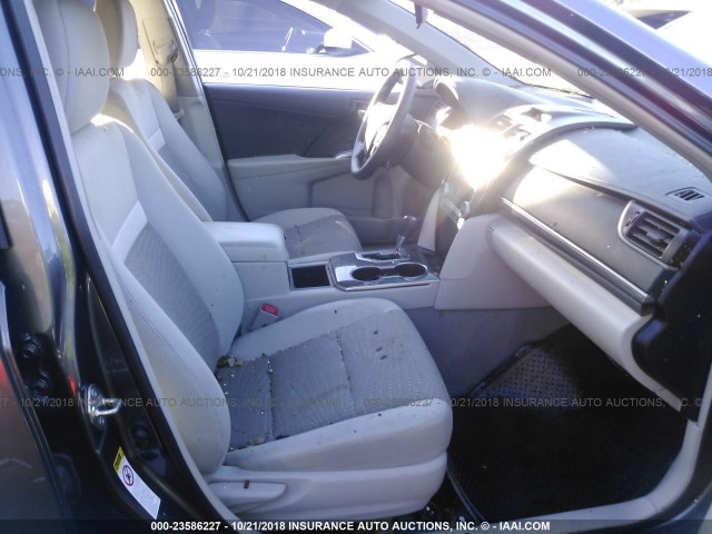 4T1BD1FK9EU132486 - 2014 TOYOTA CAMRY HYBRID/LE/XLE 灰色 照片 4
