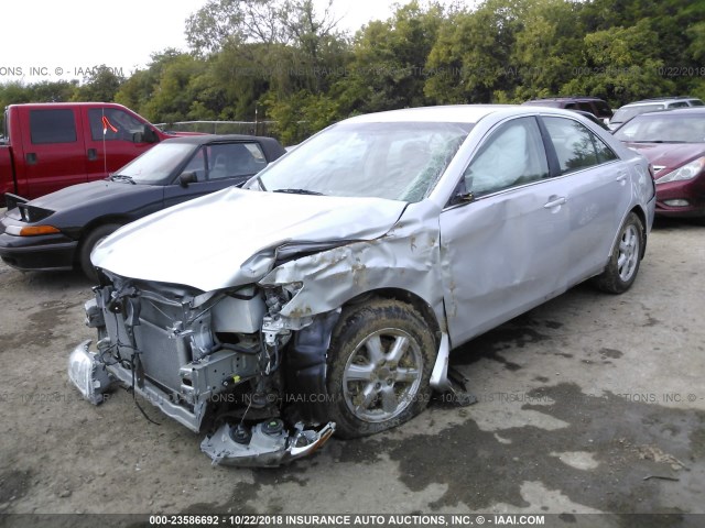 4T4BE46KX7R002529 - 2007 TOYOTA CAMRY NEW GENERAT CE/LE/XLE/SE SILVER photo 2