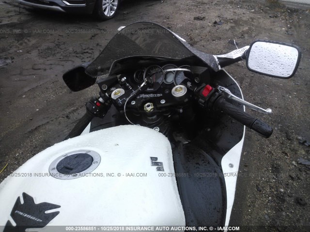 JS1GX72A5B2103781 - 2011 SUZUKI GSX1300 R WHITE photo 5