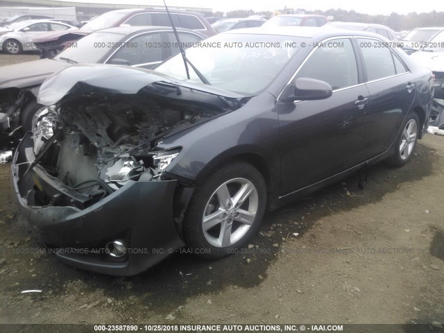 4T1BF1FK9CU017510 - 2012 TOYOTA CAMRY SE/LE/XLE ნაცრისფერი ფოტო 2