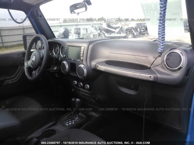 1C4BJWDGXGL123104 - 2016 JEEP WRANGLER UNLIMITE SPORT BLUE photo 5