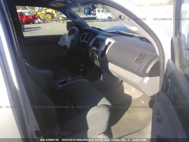 5TELU42N28Z576766 - 2008 TOYOTA TACOMA DOUBLE CAB 银色 照片 5