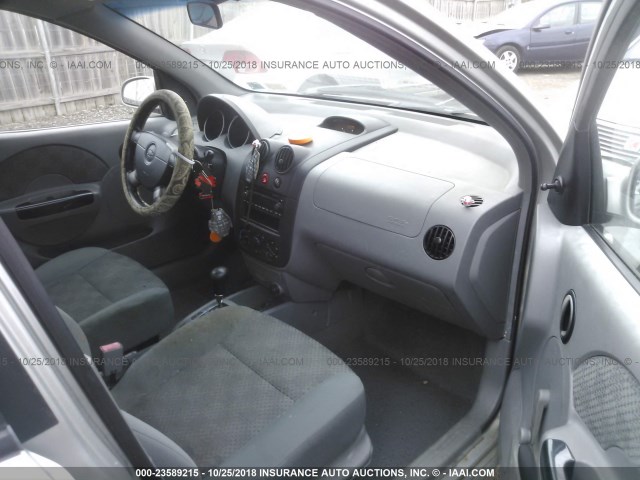 KL1TD52645B308713 - 2005 CHEVROLET AVEO LS GRAY photo 5