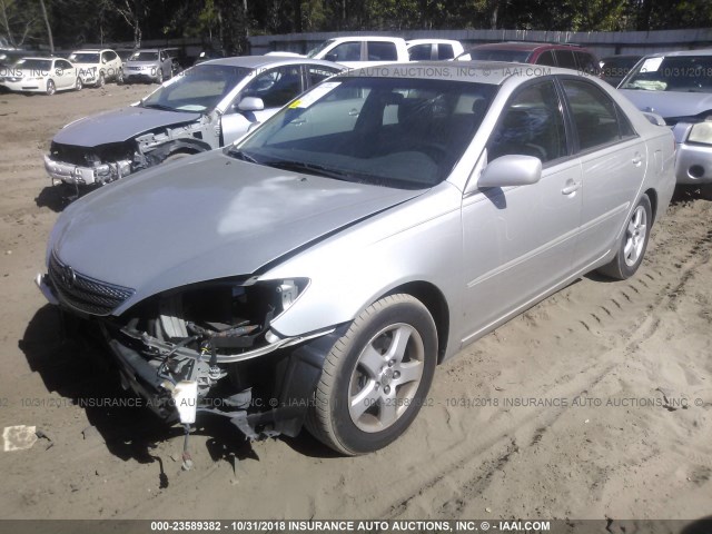 4T1BF30K22U008456 - 2002 TOYOTA CAMRY LE/XLE/SE 银色 照片 2