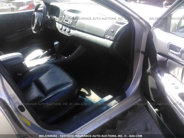 4T1BF30K22U008456 - 2002 TOYOTA CAMRY LE/XLE/SE 银色 照片 5