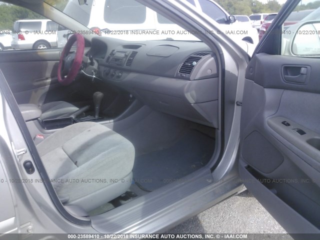 4T1BE32K44U840917 - 2004 TOYOTA CAMRY LE/XLE/SE 银色 照片 5