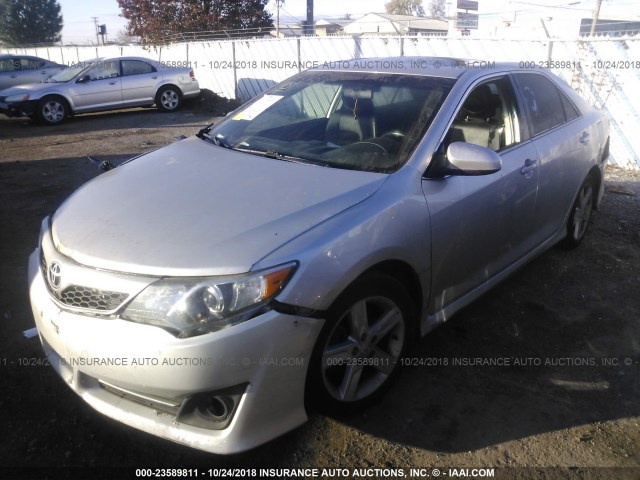 4T1BF1FK8DU244818 - 2013 TOYOTA CAMRY L/SE/LE/XLE Gümüş foto 2