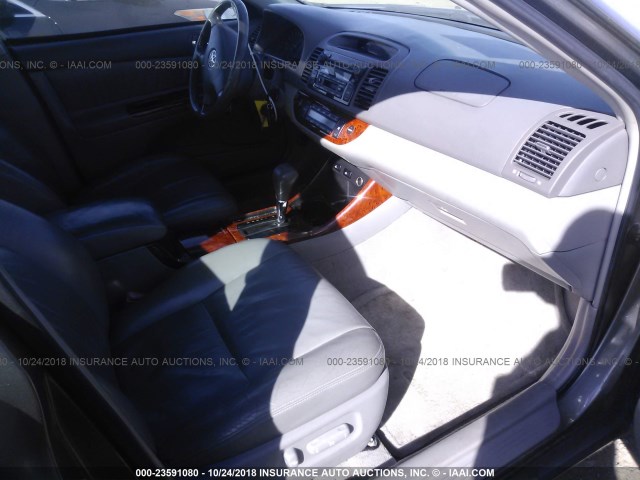 JTDBF30K240153690 - 2004 TOYOTA CAMRY LE/XLE 灰色 照片 5