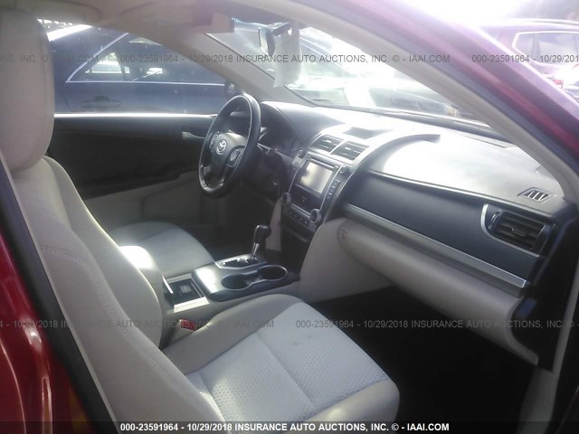 4T4BF1FK9CR205286 - 2012 TOYOTA CAMRY SE/LE/XLE RED photo 5