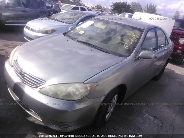 4T1BE32K05U523735 - 2005 TOYOTA CAMRY LE/XLE/SE SILVER photo 2