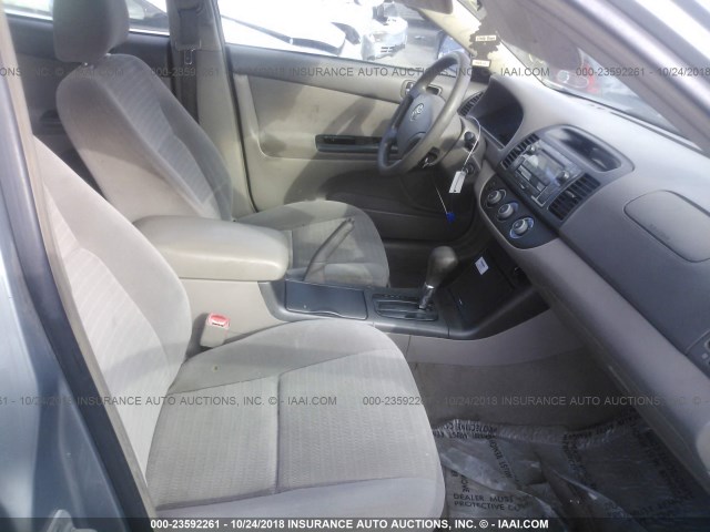 4T1BE32K05U523735 - 2005 TOYOTA CAMRY LE/XLE/SE SILVER photo 5