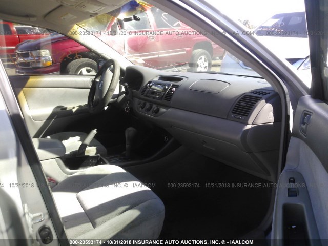 4T1BE32KX4U834264 - 2004 TOYOTA CAMRY LE/XLE/SE SILVER photo 5