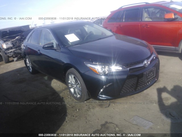 4T1BF1FK4HU418860 - 2017 TOYOTA CAMRY LE/XLE/SE/XSE BLUE photo 1