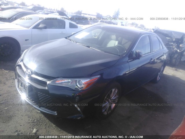 4T1BF1FK4HU418860 - 2017 TOYOTA CAMRY LE/XLE/SE/XSE BLUE photo 2