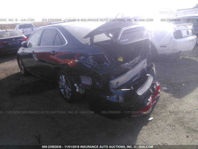 4T1BF1FK4HU418860 - 2017 TOYOTA CAMRY LE/XLE/SE/XSE BLUE photo 3