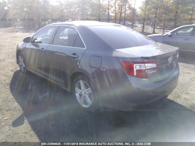 4T1BF1FK4CU100925 - 2012 TOYOTA CAMRY SE/LE/XLE GRAY photo 3