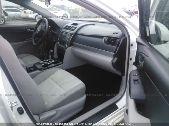 4T4BF1FK6ER347565 - 2014 TOYOTA CAMRY L/SE/LE/XLE 白色 照片 5