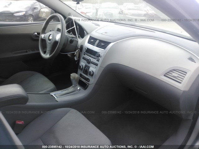 1G1ZB5EB1AF109017 - 2010 CHEVROLET MALIBU LS Gümüş foto 5