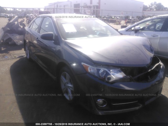 4T1BF1FK7CU143946 - 2012 TOYOTA CAMRY SE/LE/XLE GRAY photo 1