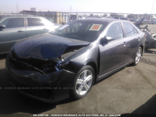 4T1BF1FK7CU143946 - 2012 TOYOTA CAMRY SE/LE/XLE GRAY photo 2