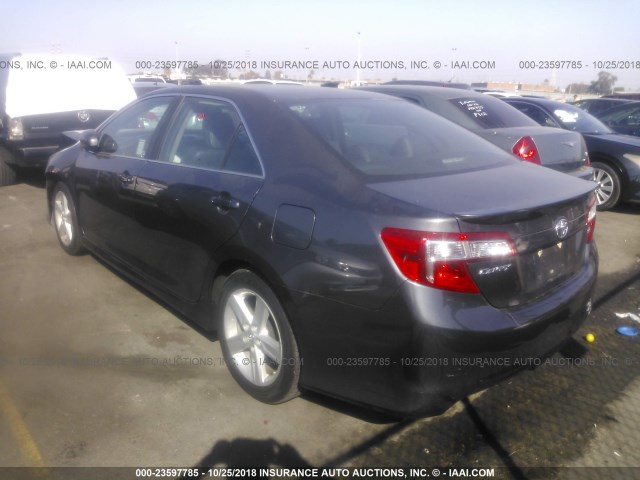 4T1BF1FK7CU143946 - 2012 TOYOTA CAMRY SE/LE/XLE GRAY photo 3