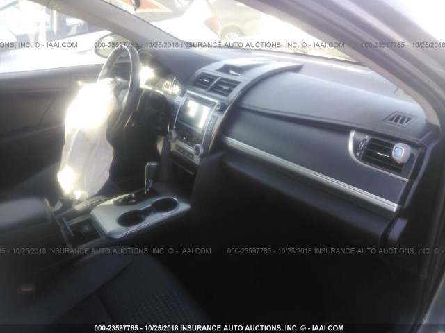 4T1BF1FK7CU143946 - 2012 TOYOTA CAMRY SE/LE/XLE GRAY photo 5