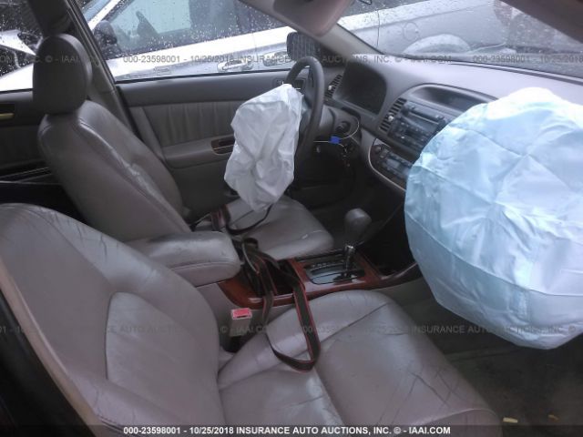 4T1BF32K42U018984 - 2002 TOYOTA CAMRY LE/XLE/SE BLACK photo 5