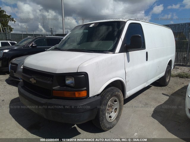 1GCGG25C081181504 - 2008 CHEVROLET EXPRESS G2500  WHITE photo 2