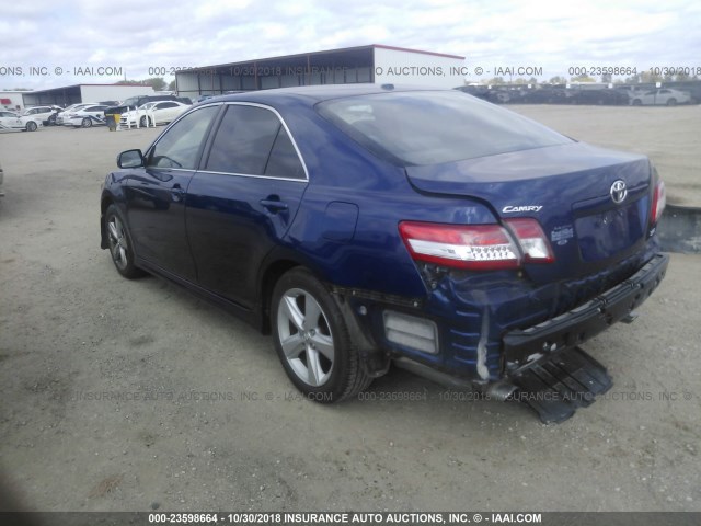 4T1BF3EK4BU614401 - 2011 TOYOTA CAMRY SE/LE/XLE BLUE photo 3