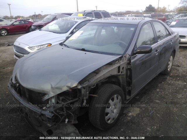 JTDBE32K853033389 - 2005 TOYOTA CAMRY LE/XLE/SE GRAY photo 2