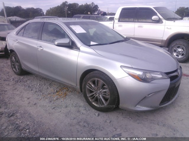 4T1BF1FK3HU298596 - 2017 TOYOTA CAMRY LE/XLE/SE/XSE SILVER photo 1