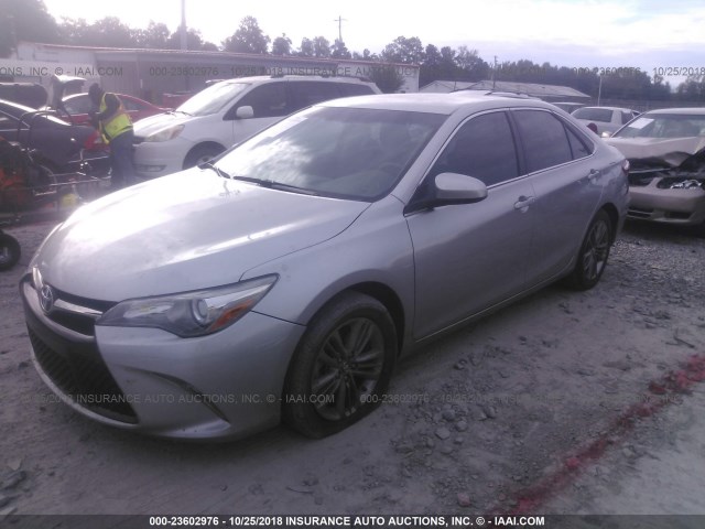 4T1BF1FK3HU298596 - 2017 TOYOTA CAMRY LE/XLE/SE/XSE SILVER photo 2