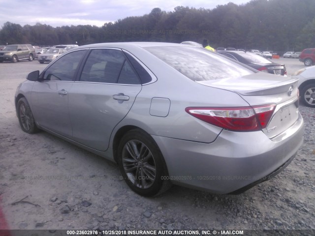 4T1BF1FK3HU298596 - 2017 TOYOTA CAMRY LE/XLE/SE/XSE SILVER photo 3