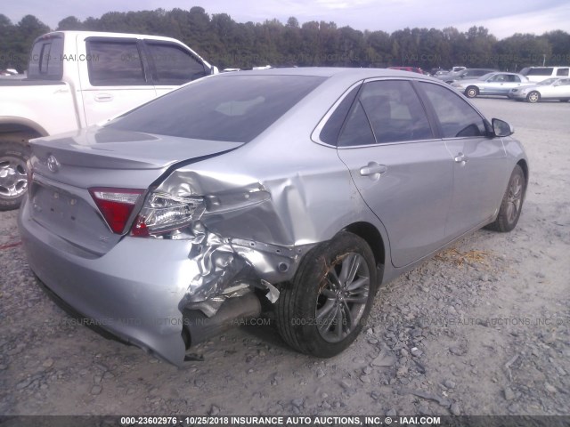 4T1BF1FK3HU298596 - 2017 TOYOTA CAMRY LE/XLE/SE/XSE SILVER photo 4