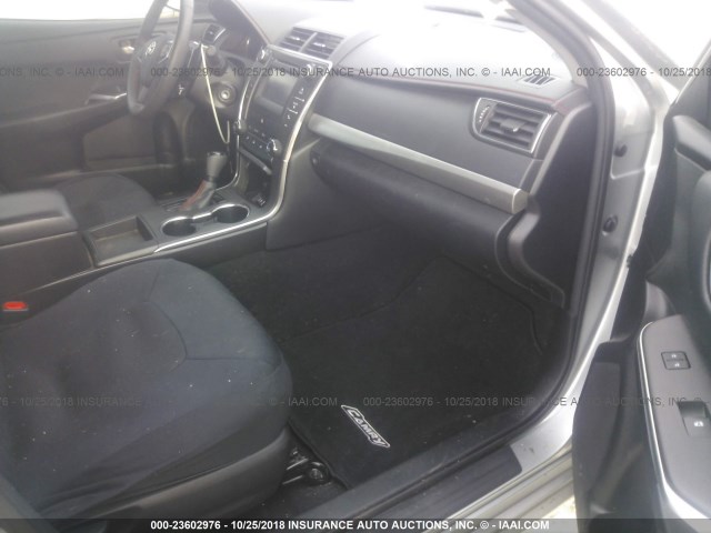 4T1BF1FK3HU298596 - 2017 TOYOTA CAMRY LE/XLE/SE/XSE SILVER photo 5
