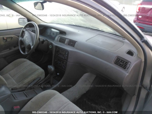 4T1BG22K7XU867697 - 1999 TOYOTA CAMRY CE/LE/XLE 棕色 照片 5