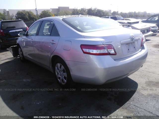 JTNBF3EK9B3006640 - 2011 TOYOTA CAMRY SE/LE/XLE ვერცხლისფერი ფოტო 3