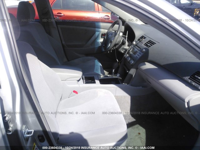 JTNBF3EK9B3006640 - 2011 TOYOTA CAMRY SE/LE/XLE ვერცხლისფერი ფოტო 5
