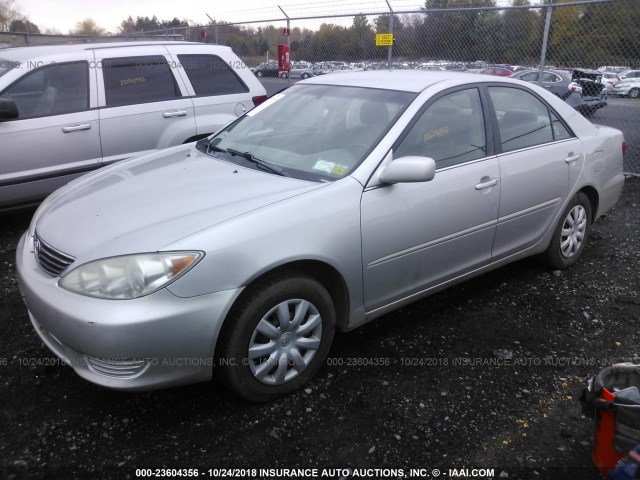 4T1BE32K85U054605 - 2005 TOYOTA CAMRY LE/XLE/SE SILVER photo 2