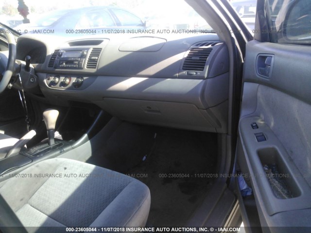 4T1BE32K12U567559 - 2002 TOYOTA CAMRY LE/XLE/SE 灰色 照片 5