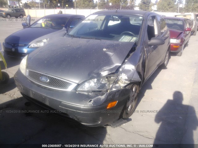 1FAFP31N47W142723 - 2007 FORD FOCUS ZX3/S/SE/SES GRAY photo 2